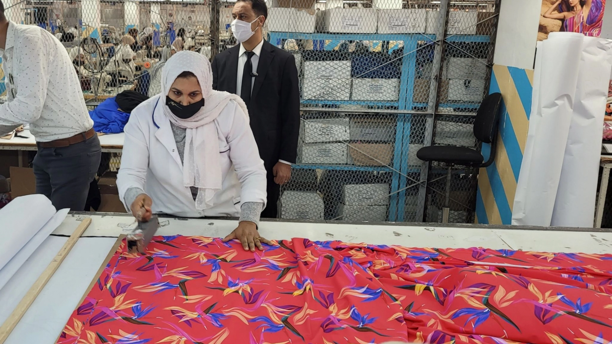 Orna Barbivay, ministre de l'Économie et de l’Industrie d'Israël, visite une usine israélienne 