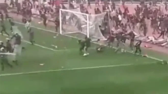 Scandale au Maroc: 160 personnes blessées dans une énorme bagarre entre supporters (vidéos)