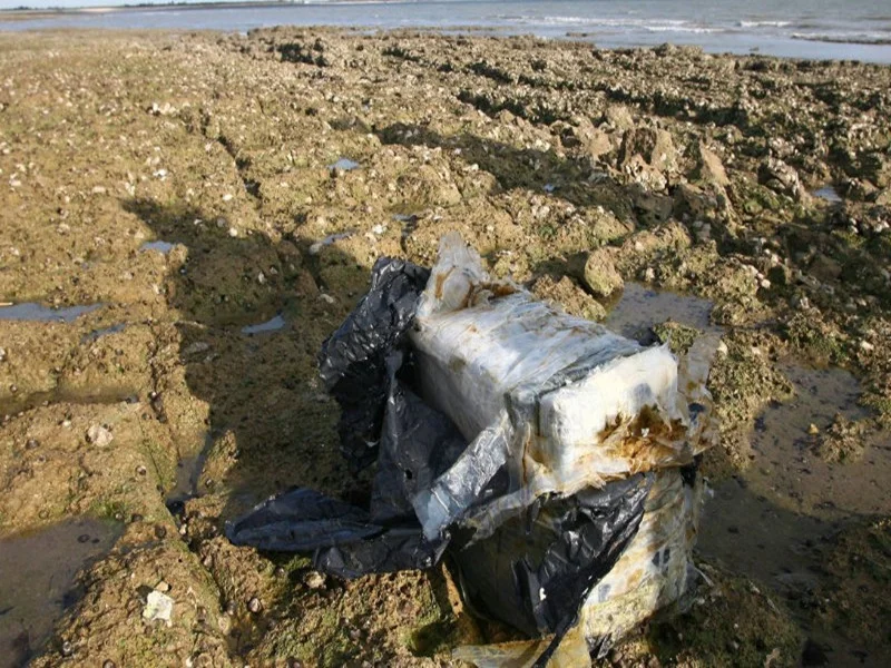 Agadir : découverte de 30 kg de cocaïne sur une plage, une enquête en cours