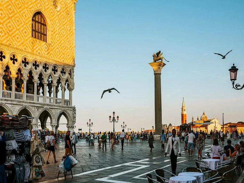 Le Tourisme Sous Pression : Pourquoi Certaines Villes Se Replient face au