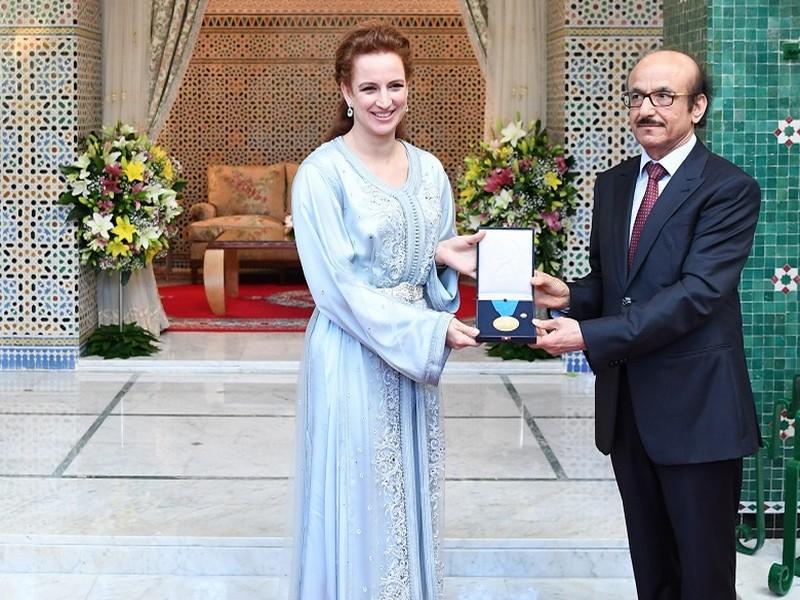 En reconnaissance de son action et de ses engagements dans la lutte contre le cancer au Maroc et dans le monde S.A.R. la Princesse Lalla Salma reçoit à Rabat la médaille d'or de l’Organisation mondial