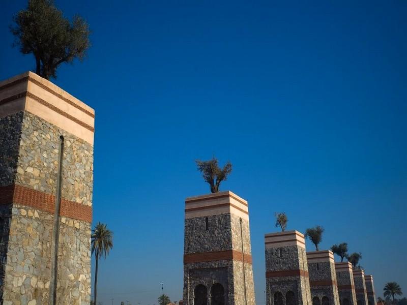 Les sept tours construites en 2005 à Bab Doukkala quartier de Marrakech, illustrent les sept Saints de Marrakech qui sont :