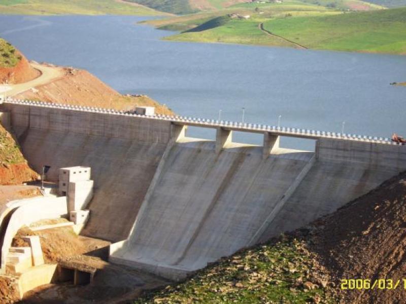 SM LE ROI lance les travaux de construction d'un barrage à Ifrane Atlas Saghir à Guelmim