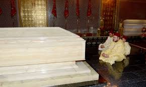 SM le Roi, Amir Al Mouminine, se recueille sur la tombe de Feu SM Mohammed V à l'occasion de 