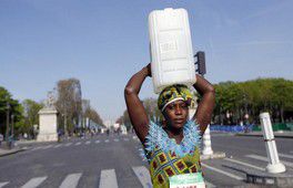 Marathon de Paris  une Gambienne avec un bidon sur la tête promeut l'accès à l'e