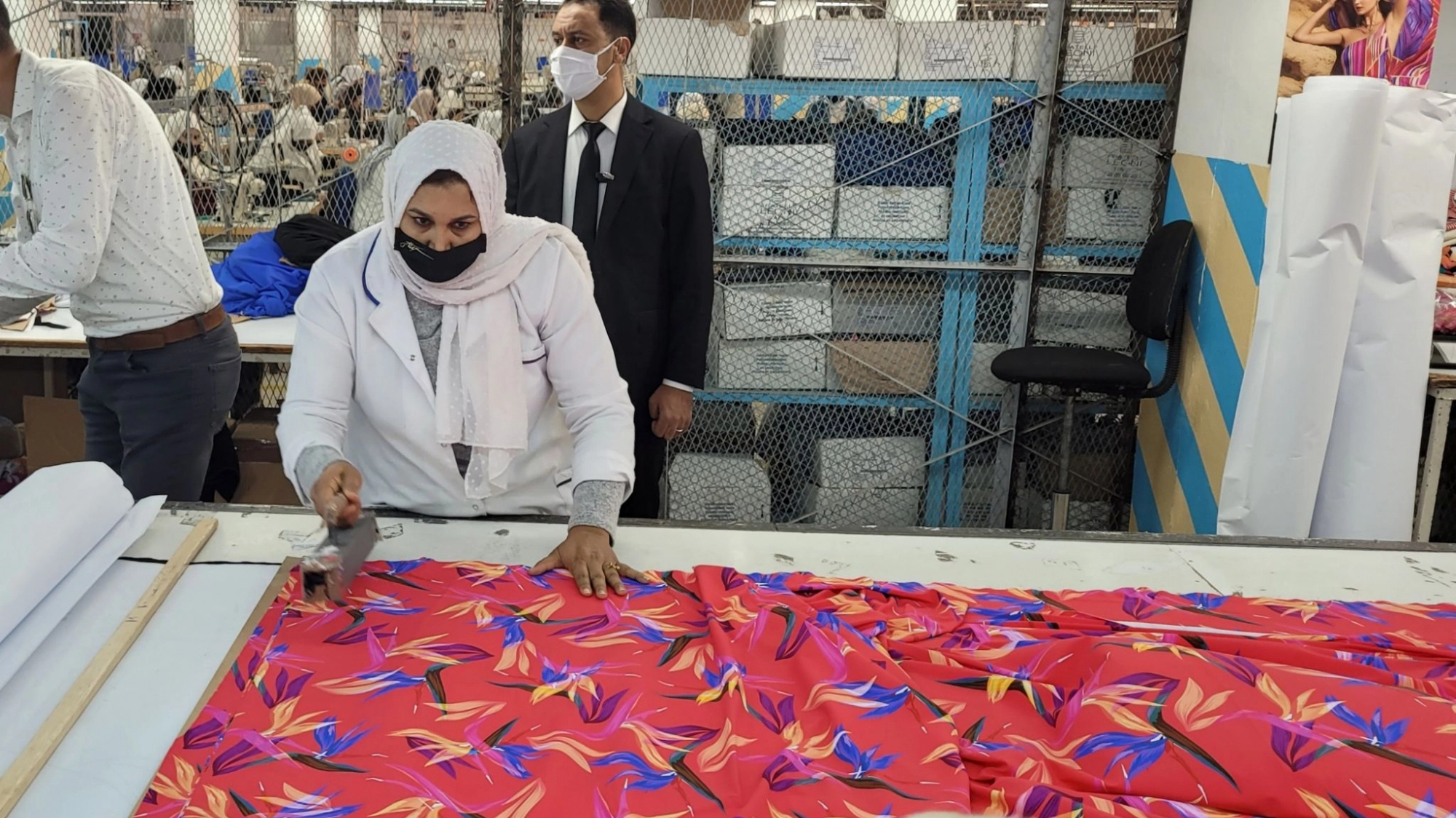 Orna Barbivay, ministre de l'Économie et de l’Industrie d'Israël, visite une usine israélienne de textile à Rabat