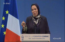 Latifa Ibn Ziaten reçoit des mains du président français le Prix pour la prévention des conflits décerné par la fondation Chirac