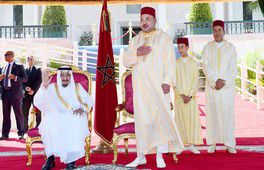 Accompagné du Serviteur des Lieux saints de l'Islam, le Roi Salmane Ben Abdelaziz Al Saoud