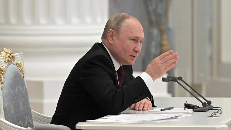 Crise entre la Russie et l'Ukraine : Vladimir Poutine ordonne à l'armée russe