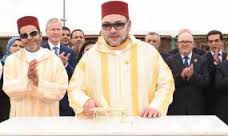 S M  le Roi procède à la pose de la première pierre pour la construction du centre «Hassan II» d’hémodialyse