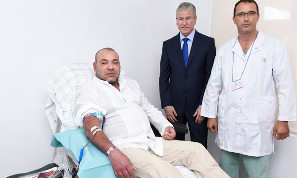 Sa Majesté le Roi Mohammed VI effectue un don de sang