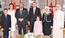 S.M. le Roi invité à un thé avec la famille du Président turc Recep Tayy