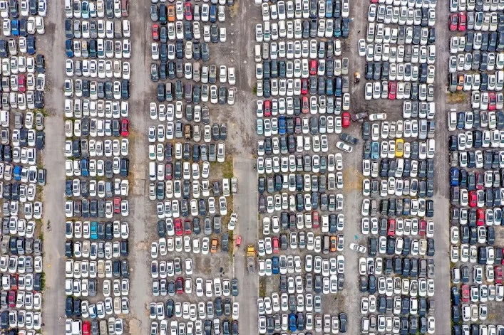 Après les inondations, l’immense cimetière de voitures en Chine