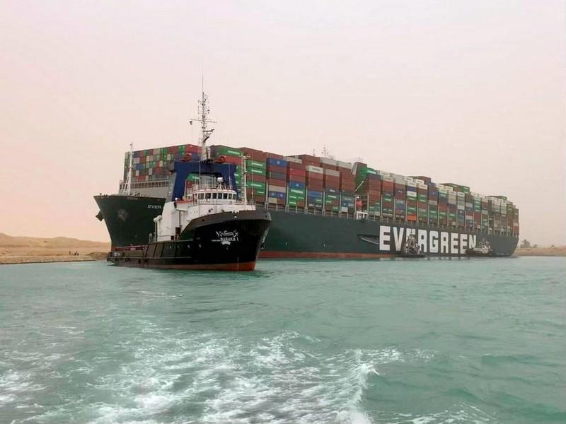 Égypte. Canal de Suez : un porte-conteneurs échoué, des dizaines de navires retardés