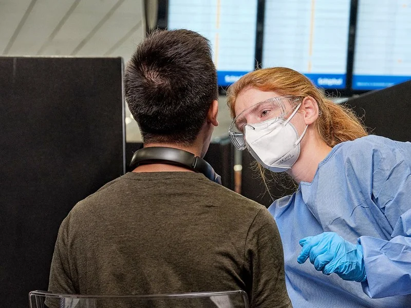 IATA : le coût élevé des tests PCR est « une escroquerie »