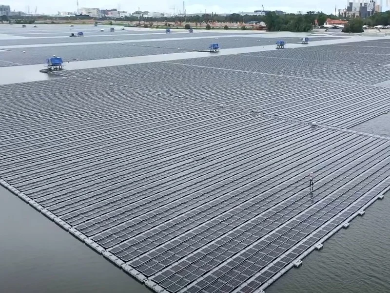 Singapour dévoile l’une des plus grandes centrales solaires flottantes au monde