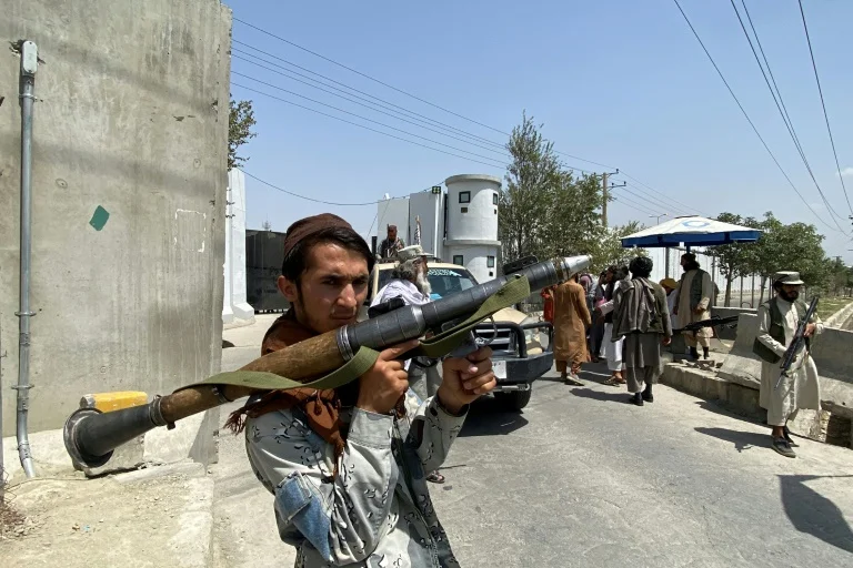 Les talibans accusés d’entraver le départ des Afghans qui veulent fuir le pays