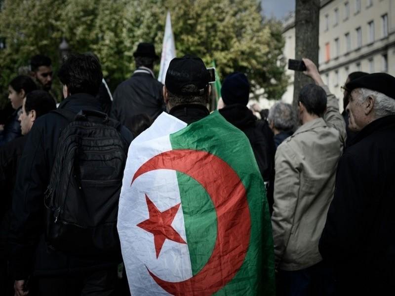Premières réactions en Algérie: Gaïd Salah n’est plus, le Hirak reste