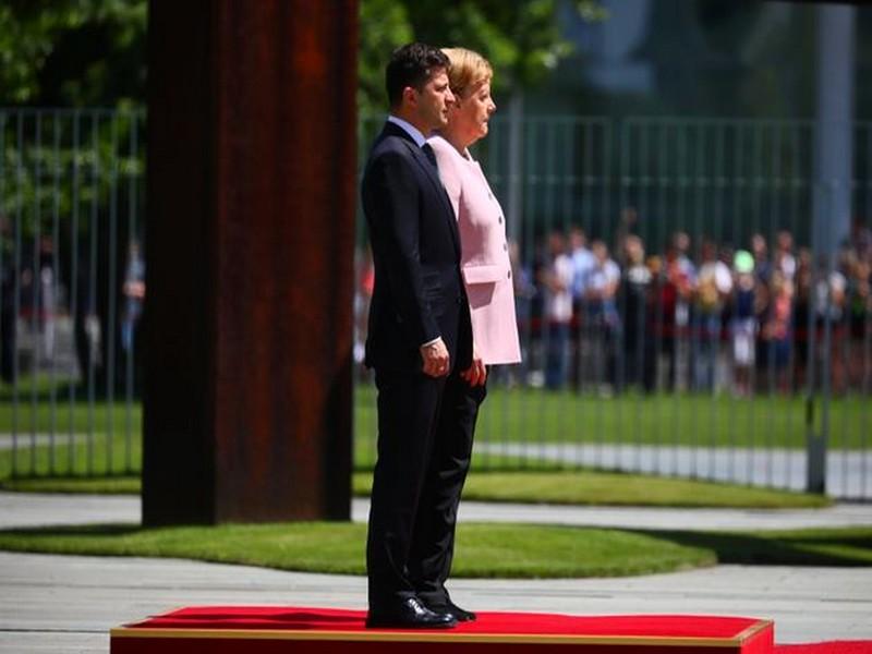 Vidéo. Angela Merkel prise de tremblements durant une cérémonie officielle