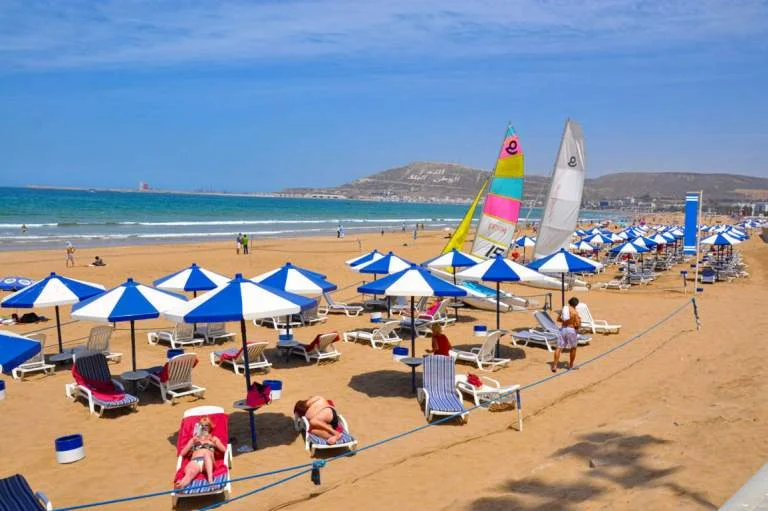 La plage d’Agadir bientôt équipée de terrains de beach soccer et de beach-volley 