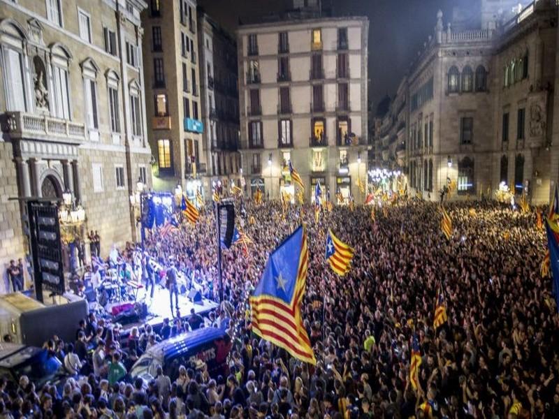 La Catalogne se réveille sous tutelle, dans une Espagne déchirée