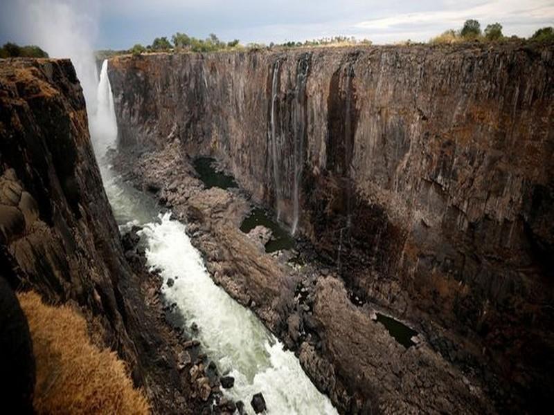 Les images saisissantes des chutes Victoria asséchées