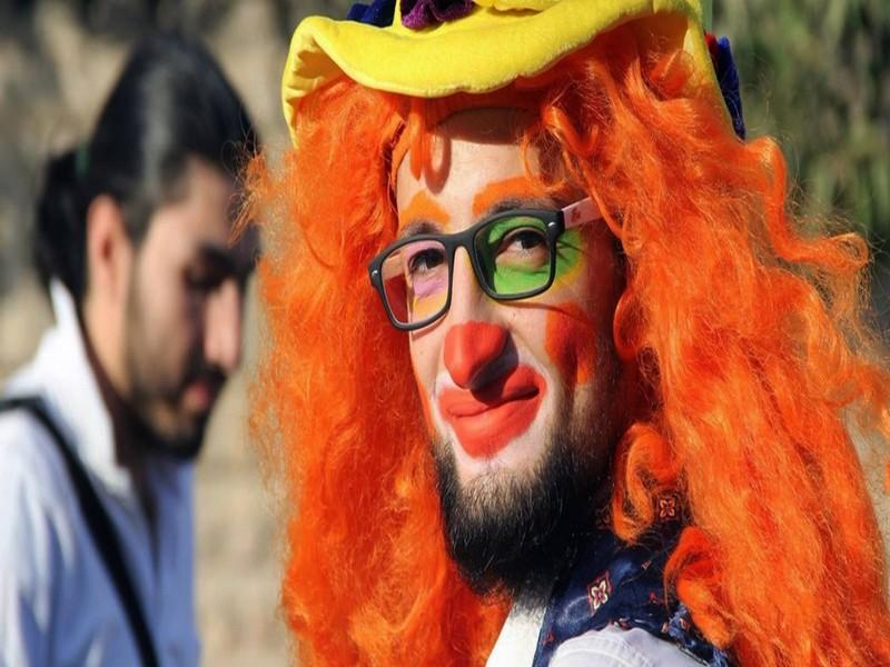 Il tentait d'apporter un peu de réconfort aux enfants: le clown des rues d'Alep est mort