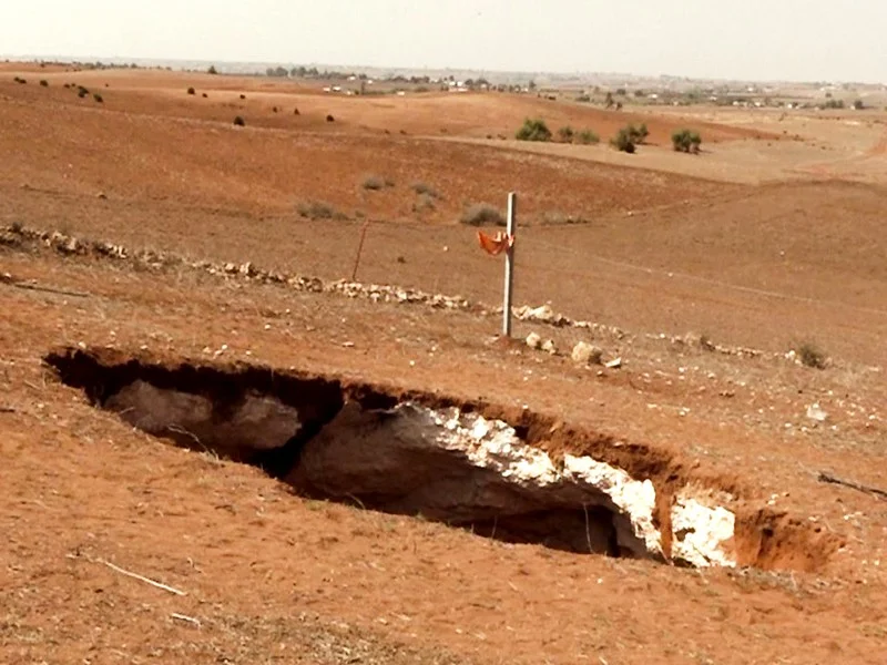 Au cœur de la fosse de 60 mètres de profondeur apparue dans la région d’El Jadida