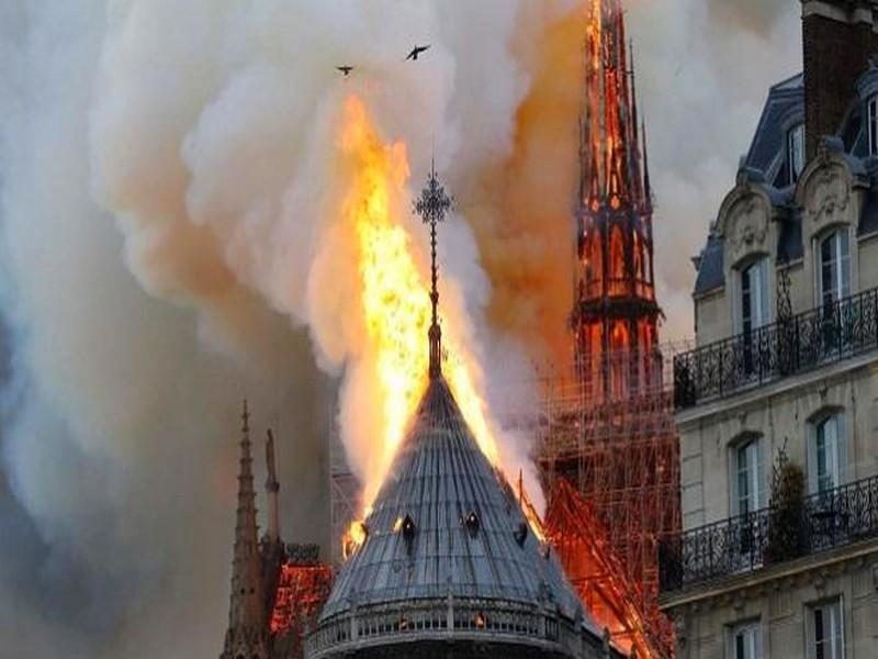 Paris : Vaste incendie à la cathédrale Notre Dame