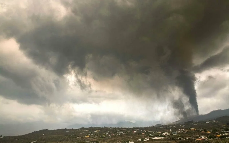 #Eruption_volcanique_aux_Canaries : La coulée de lave atteint la mer