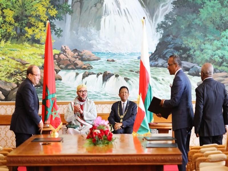 Le Roi Mohammed VI et le président malgache président la cérémonie de signature de vingt-deux accords de coopération bilatérale