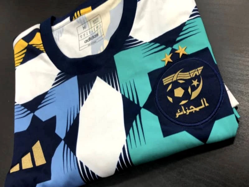 Nouveau maillot algérien : la polémique s’enfle sur la toile