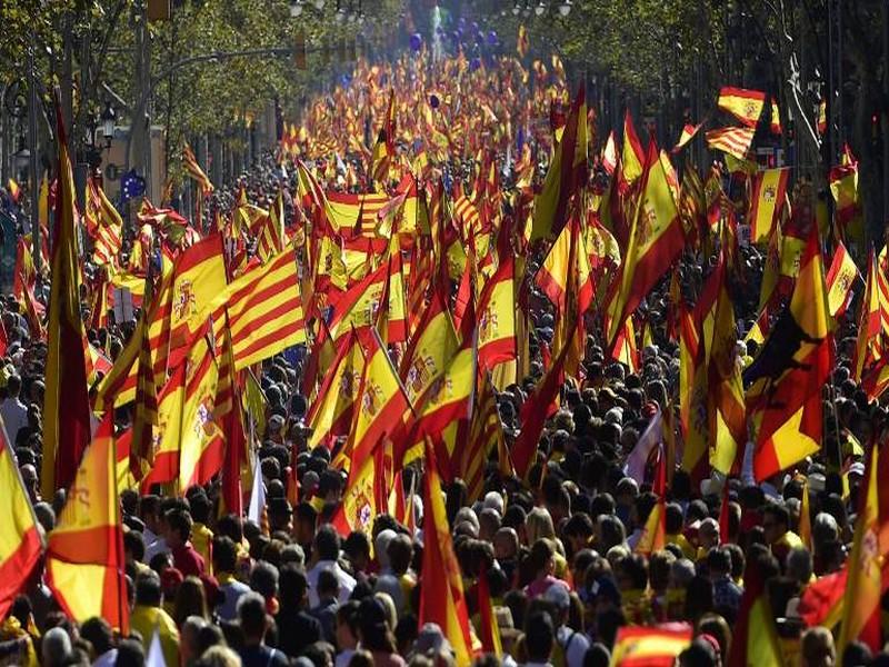 Une foule impressionnante dans les rues de Barcelone pour défendre l'unité de l'Espagne