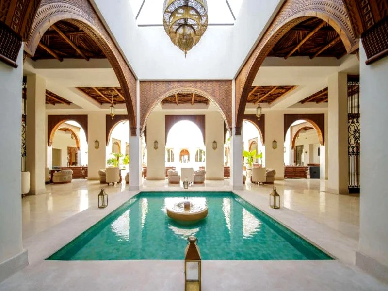 Le Tourisme au Maroc : Reprise des Arrivées, mais Baisse des Recettes