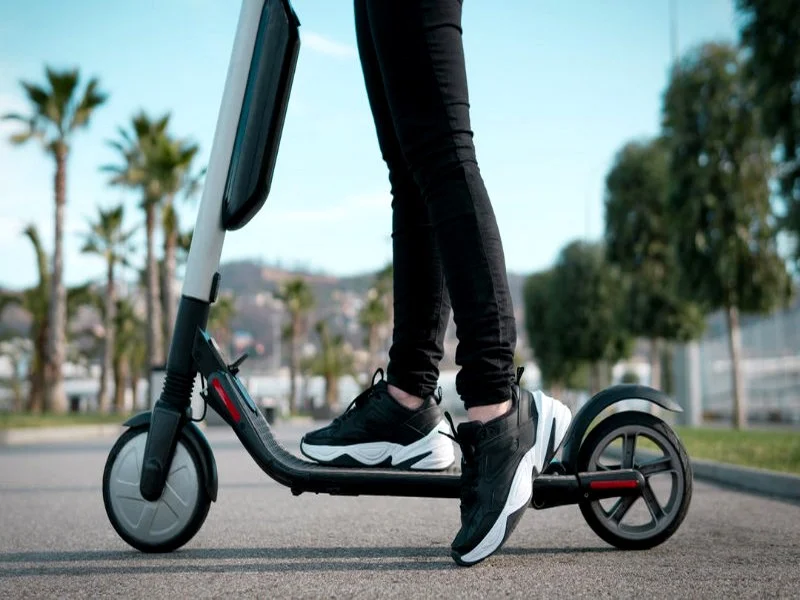 Nouvelles régulations pour triporteurs et trottinettes électriques : sécurité et simplification administrative