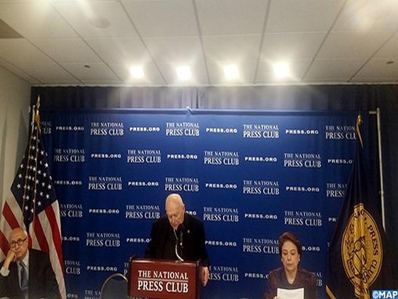 Le Cardinal Theodore McCarrick salue à Washington la