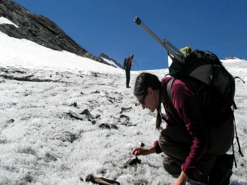 Mémoire de glace : à la découverte de vestiges exceptionnels libérés par la fonte des glaciers 