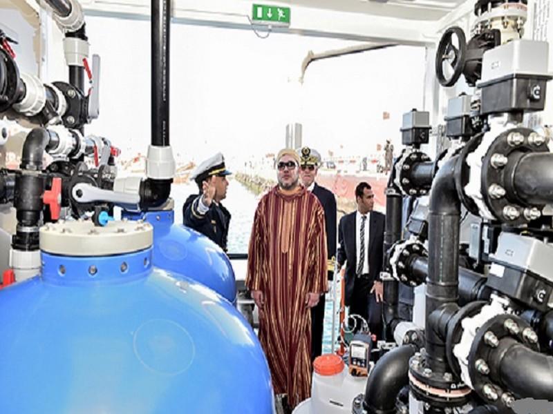 Le Roi Mohammed VI inaugure à Dakhla la barge de désalinisation d'eau de mer 