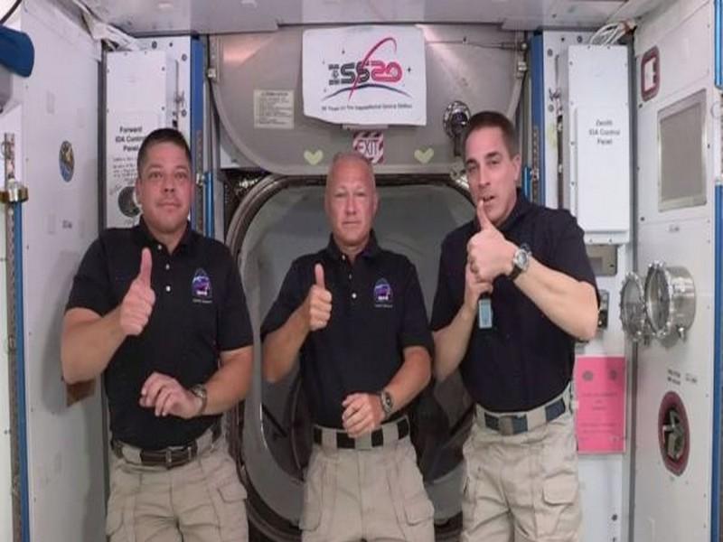 Désormais installés dans l’ISS, les astronautes se mettent au travail