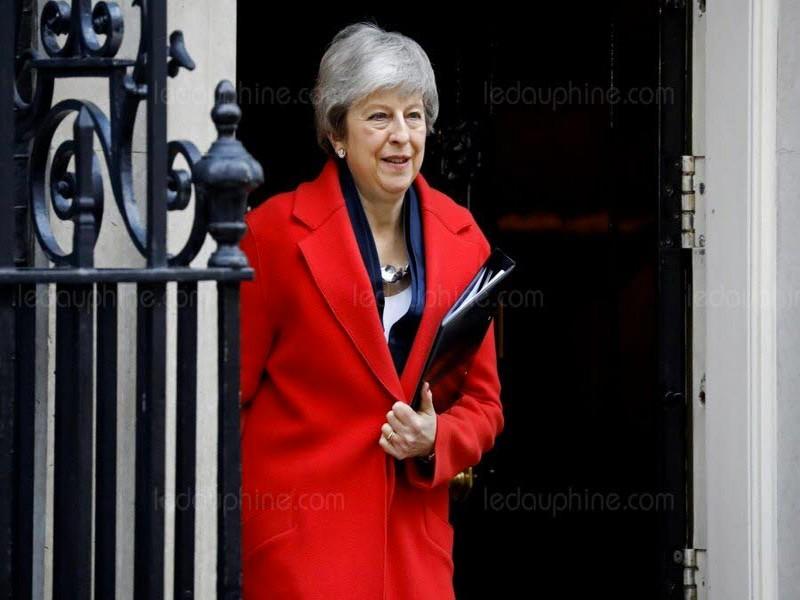 Theresa May promet de démissionner pour sauver
