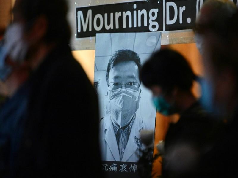 Virus: la mort du médecin lanceur d'alerte provoque la colère en Chine