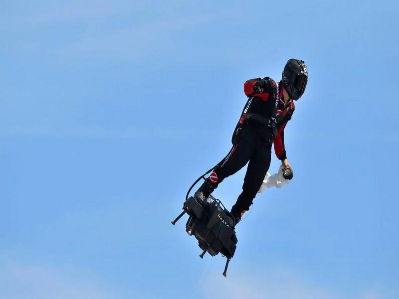 « L'homme volant » fait sensation au défilé du 14-Juillet sur les Champs-Élysées