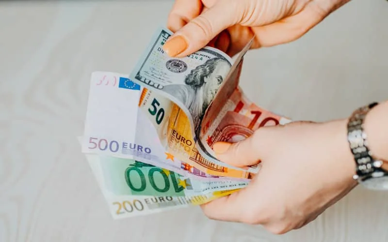 MRE : les frais de transfert d’argent dénoncés par Bank al-Maghrib
