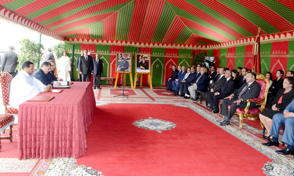 S.M. le Roi préside à Martil la cérémonie de signature de dix conventions relatives au développement de projets aquacoles au Maroc 1.3 MMDH pour développer de