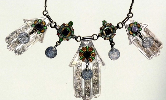 La main au Maroc de Khalid Gharib Entre art, symbole et tradition