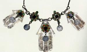 La main au Maroc de Khalid Gharib Entre art, symbole et tradition
